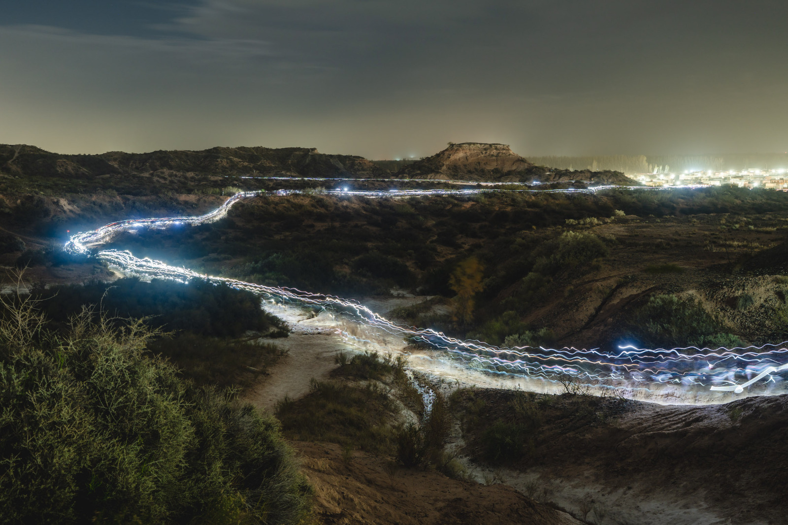 Más de 5 mil linternas iluminaron la barda en una nueva edición del trekking nocturno