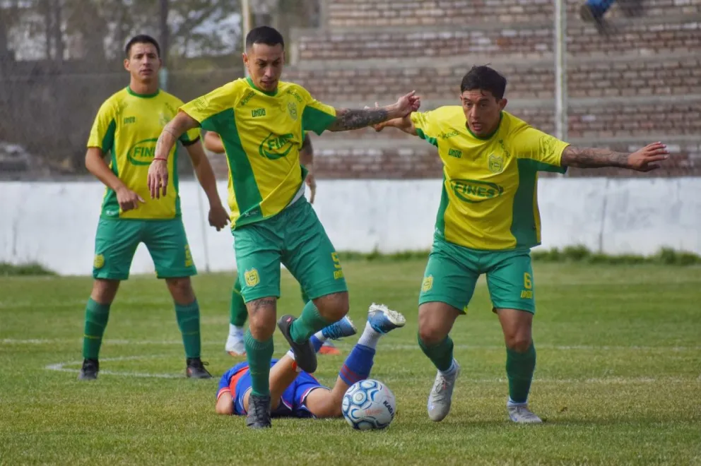 Unión de Zapala defiende la cima ante Villa Iris