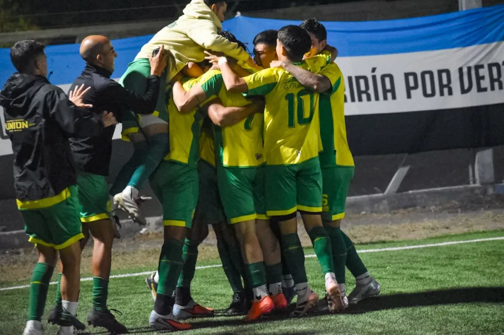 Unión de Zapala aplastó a Villa Iris y sigue firme en la cima